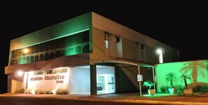 A hotel with a modern design, featuring a prominent entrance and a sign that reads "Mantas Executive Hotel." - Nantes Executive Hotel (Pitanga)