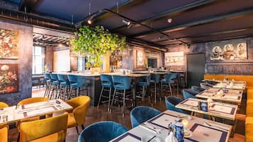 Déjeuner, dîner et souper servis sur place