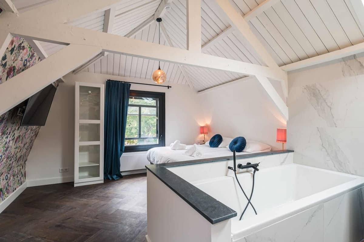 Junior-Suite, Badewanne | 1 Schlafzimmer, individuell dekoriert, individuell eingerichtet