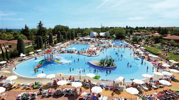 Una piscina al aire libre de temporada, sombrillas