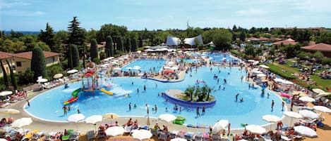 Piscina stagionale all'aperto, ombrelloni da piscina, lettini