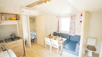 Premium-mobile home - 3 soveværelser | Privat køkken | Køleskab/fryser i fuld størrelse, kogeplade
