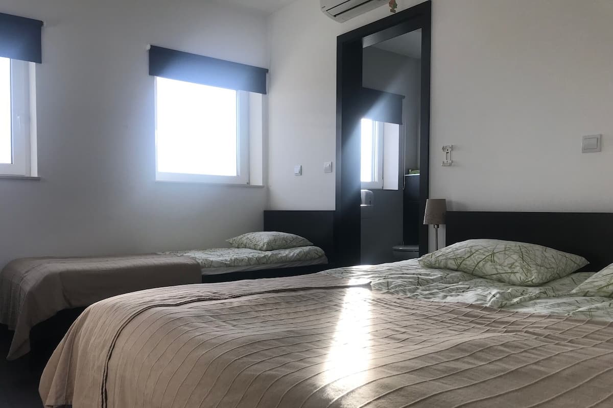 Escritorio, wifi gratis y ropa de cama