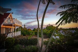 Quarto casal exclusivo, 1 cama King, varanda coberta, vista parcial para o oceano (White) | Roupas de cama de algodão egípcio, roupas de cama premium, frigobar