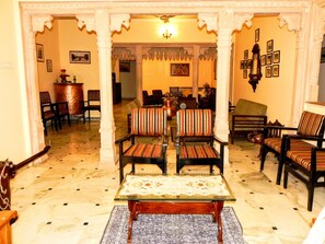 Lobby lounge - Hotel Kishan Kunj (Kota)