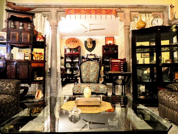 Executive lounge - Hotel Kishan Kunj (Kota)