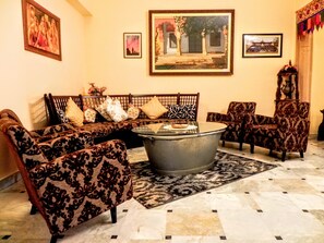 Lobby sitting area - Hotel Kishan Kunj (Kota)