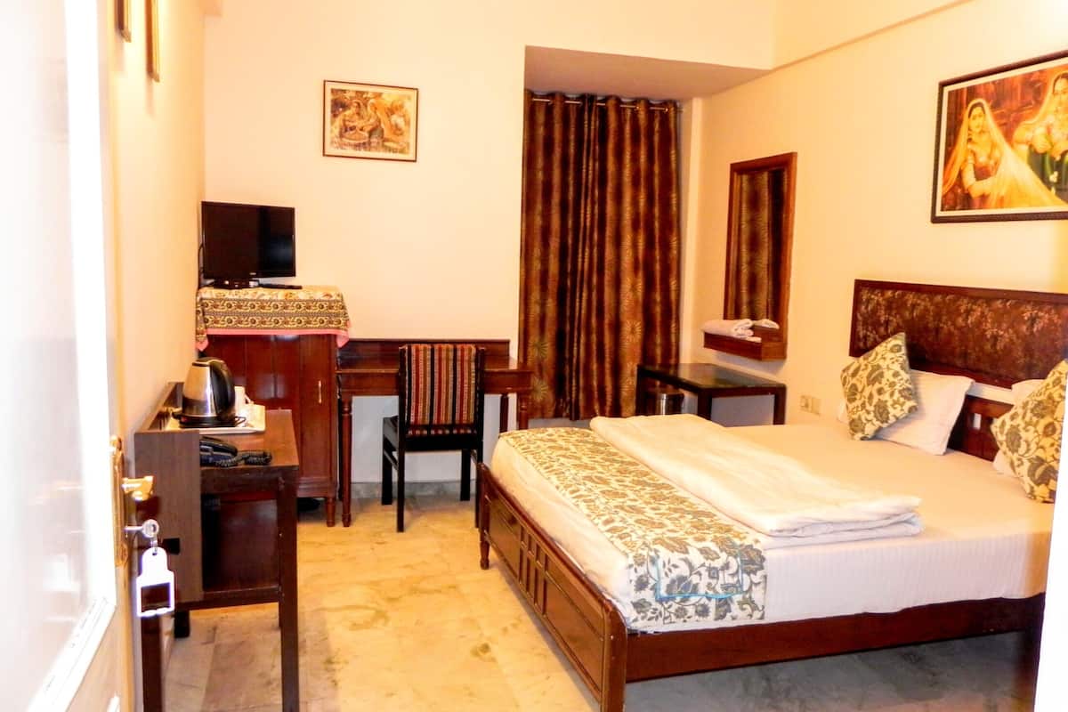 Standard Room | Desk, laptop workspace, soundproofing, free WiFi