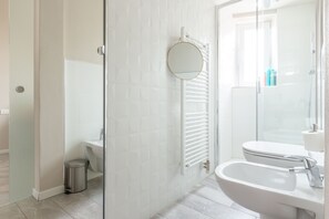 Dusche, Haartrockner, Bidet, Handtücher