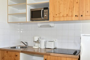 Refrigerador, microondas, cafetera/tetera, tetera/pava eléctrica
