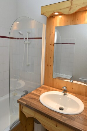 Bathtub, hair dryer