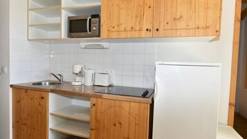 Réfrigérateur, micro-ondes, cafetiÚre/bouilloire, bouilloire électrique