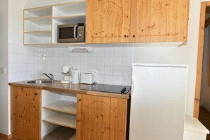 ثلاجة، ميكروويف، ماكينة لصنع القهوة/الشاي، غلّاية كهربائية