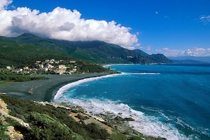 Pantai berhampiran