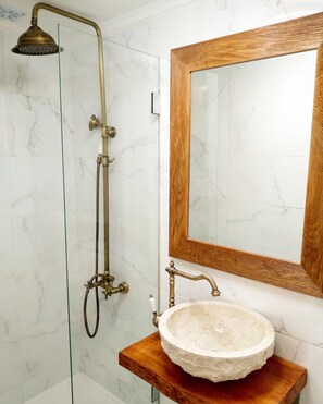 Haartrockner, Handtücher, Shampoo, Toilettenpapier