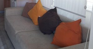 Villa, 2 Schlafzimmer | Wohnbereich | Flachbildfernseher