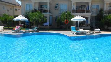 Piscine extérieure, chaises longues
