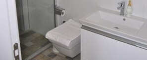 Villa | Badkamer | Een douche, handdoeken