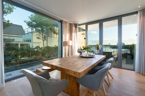 Dining - "Heimathafen 2" vacation apartment with sauna, south-facing terrace & roof terrace by the water (Olpenitz)