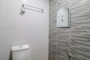 Deluxe Studio | Bathroom | Shower, towels - E Kamar (Yogyakarta)