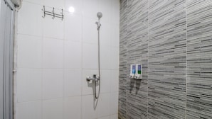 Studio Deluxe | Phòng tắm | Buồng tắm vòi sen, khăn tắm 