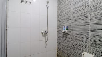 Studio Deluxe | Salle de bain | Douche, serviettes fournies