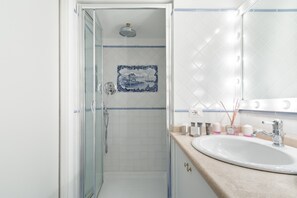 Shower, free toiletries, hair dryer, bidet