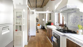 Frigorífico, microondas, horno y placa de cocina