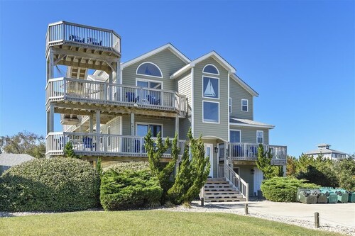 Crabby Mermaid: 8 Bedrooms, 775 Ft to Beach, Saltwater Pool, Hot Tub