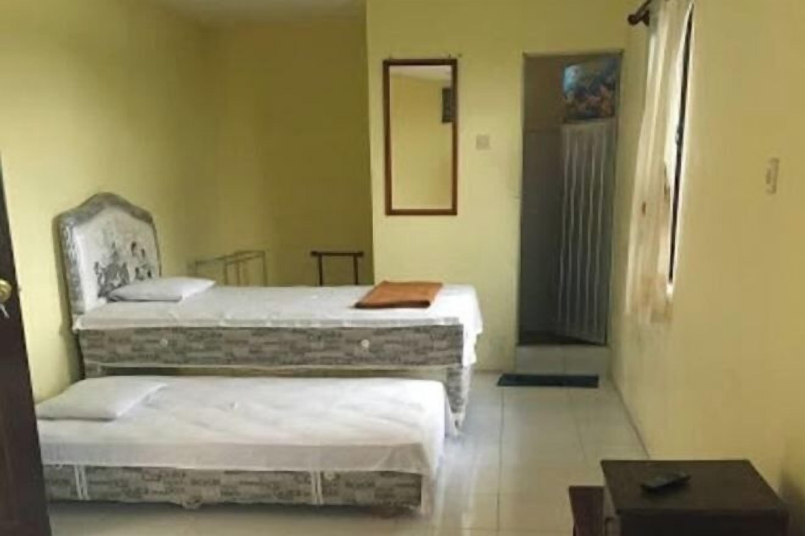 مكتب وملاءات أسرّة