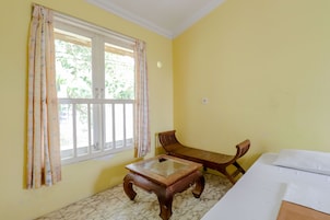 Habitación estándar doble | Escritorio y ropa de cama