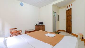 مكتب وملاءات أسرّة