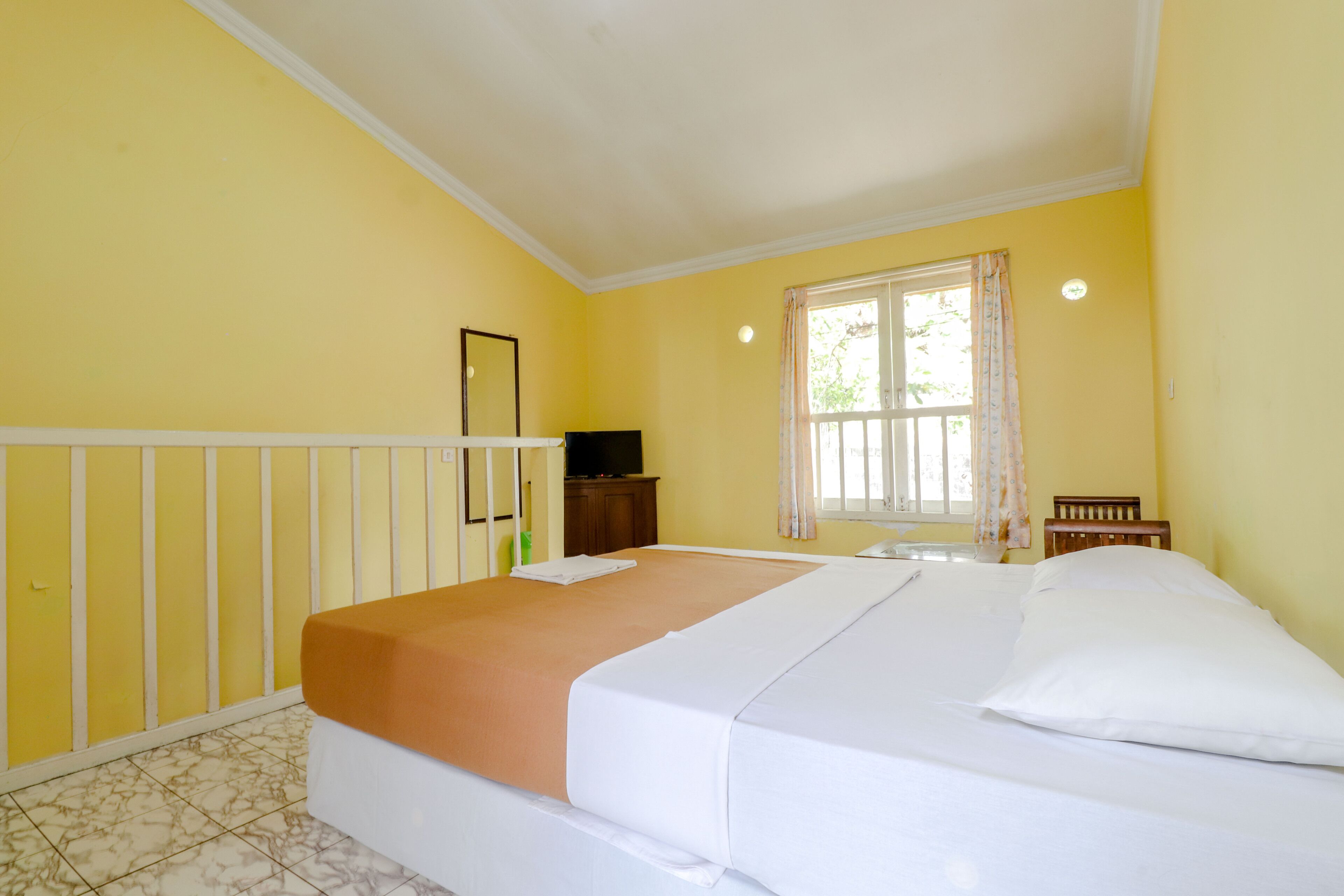 Escritorio y ropa de cama 