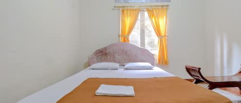 Double Room | Desk, bed sheets