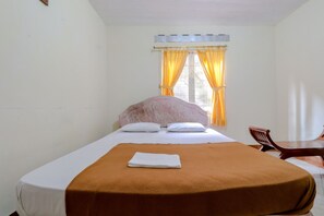 Double Room | Desk, bed sheets