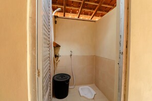 Shower, towels - Omah Watu Blencong (Kulon Progo)