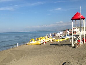 On the beach, sun loungers, beach umbrellas - Happy Camp in Camping Baia Domizia (Baia Domizia)