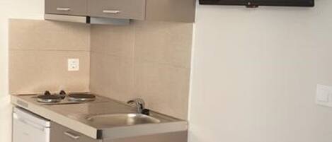 Refrigerador, parrilla de estufa y tetera eléctrica