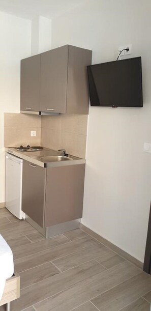 Køleskab, kogeplade, elkedel, køkkentøj/tallerkener/redskaber