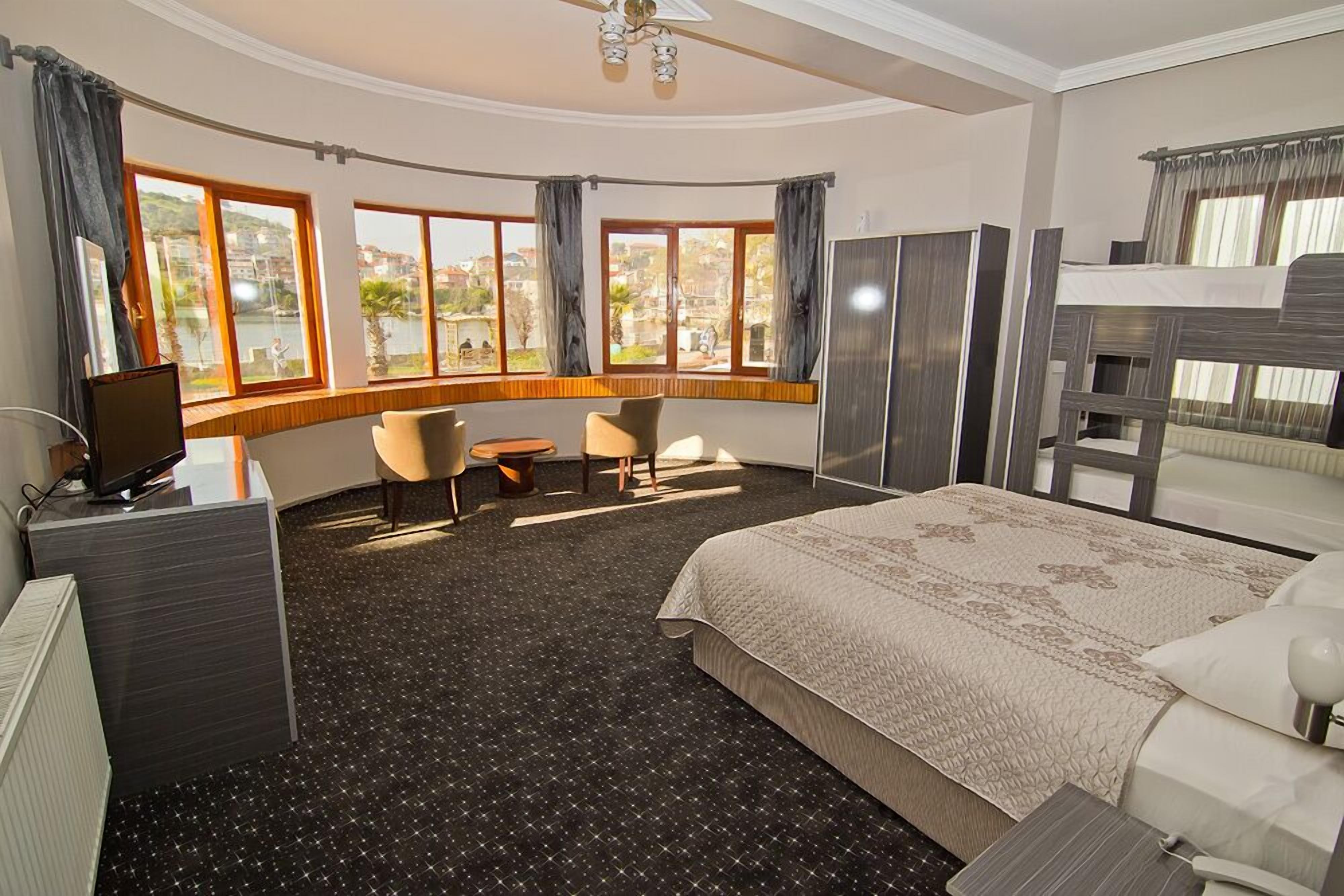 Familienzimmer, Meerblick | Kostenlose Babybetten, kostenloses WLAN, Bettwäsche