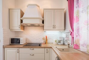 Réfrigérateur, four à micro-ondes, un four, surface de cuisson