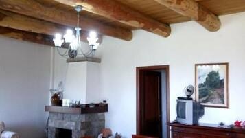 Full-sized fridge, oven, stovetop, dishwasher