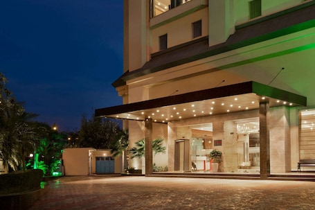 Vista frontal de la propiedad