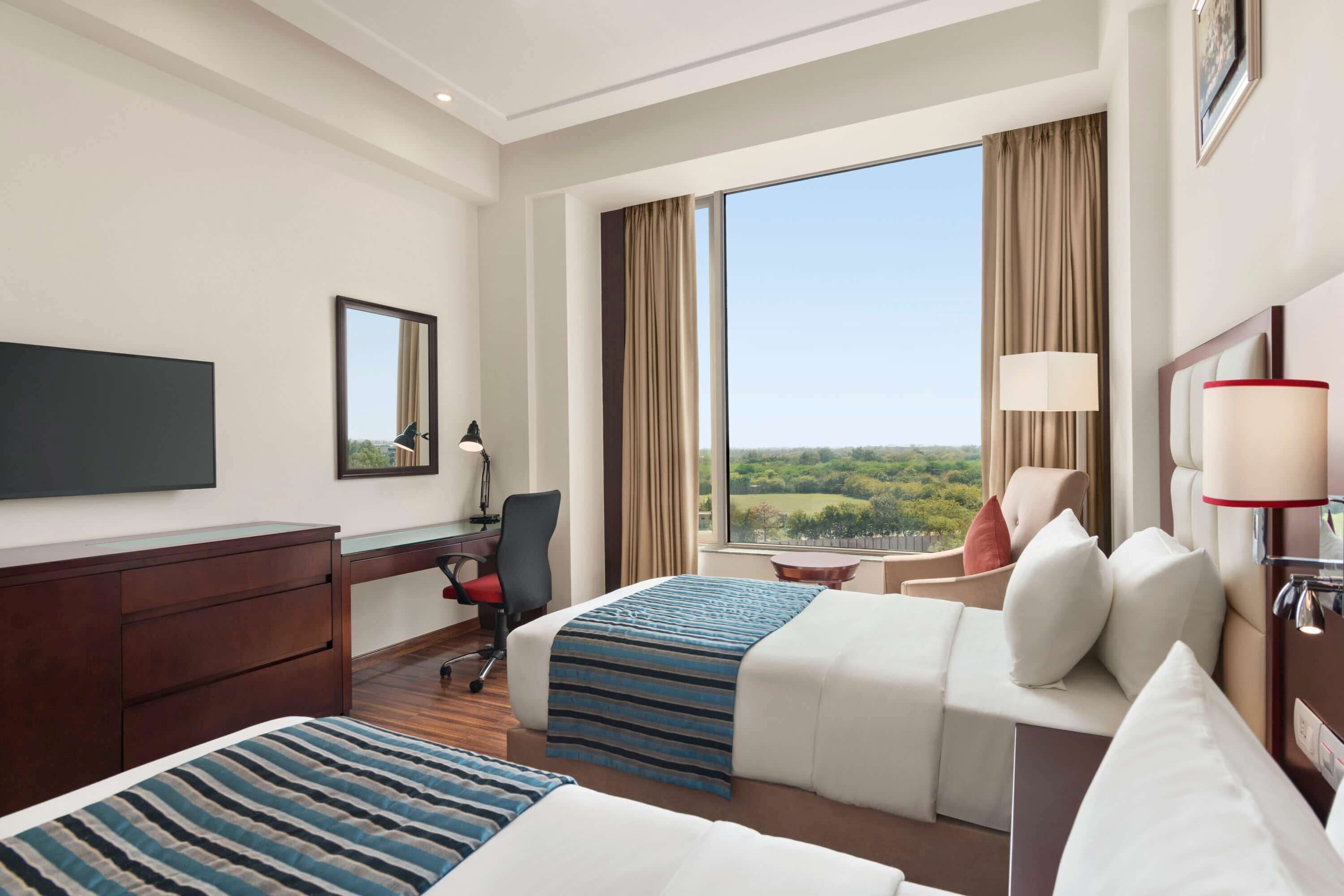 1 King Bed, Deluxe Double Room, Non-Smoking | Sängtillbehör av högsta kvalitet och minibar