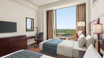 1 King Bed, Deluxe Double Room, Non-Smoking | Sängtillbehör av högsta kvalitet och minibar