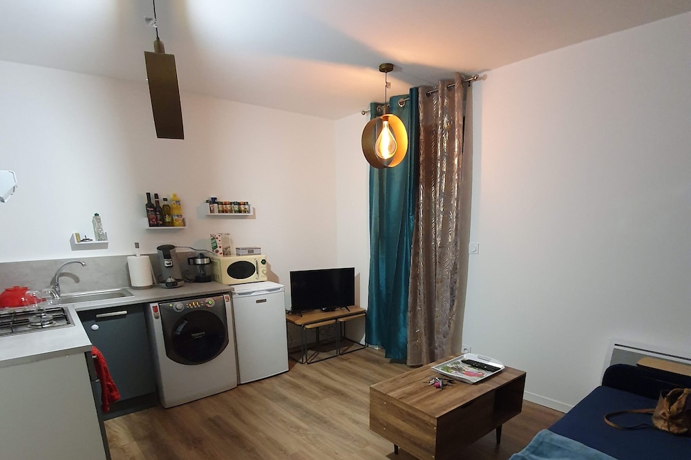 CHARMING SMALL F1 IN TOWN CENTER WITH TERRACE