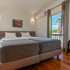 4 Schlafzimmer, Zimmersafe, Bügeleisen/Bügelbrett, WLAN