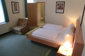 Desk, free cots/infant beds, free WiFi, bed sheets - Hotel am Schlosspark (Wernigerode)