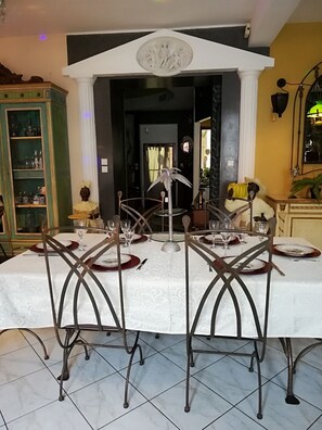 منطقة تناول الطعام للأسر