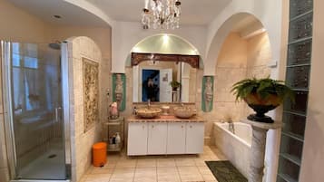 Chuveiro, chuveiro com efeito de chuva, produtos de toalete grátis